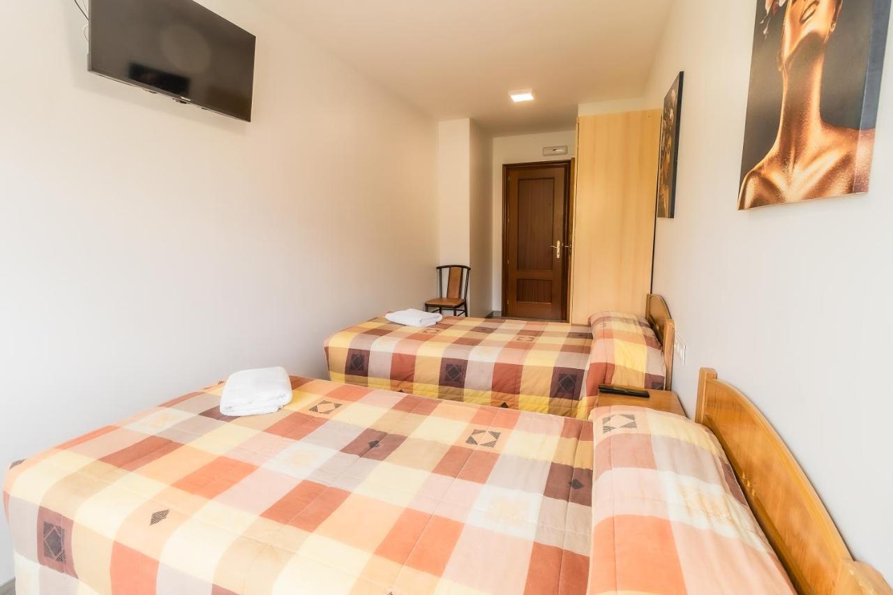 Hostal - Restaurante La Buena Villa by Vivere Stays Villalonquéjar Esterno foto