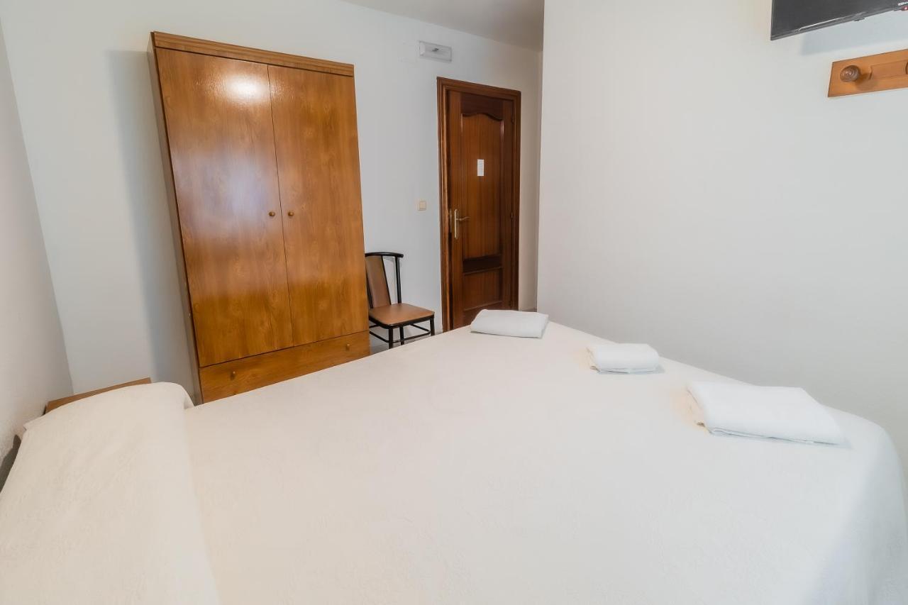 Hostal - Restaurante La Buena Villa by Vivere Stays Villalonquéjar Esterno foto