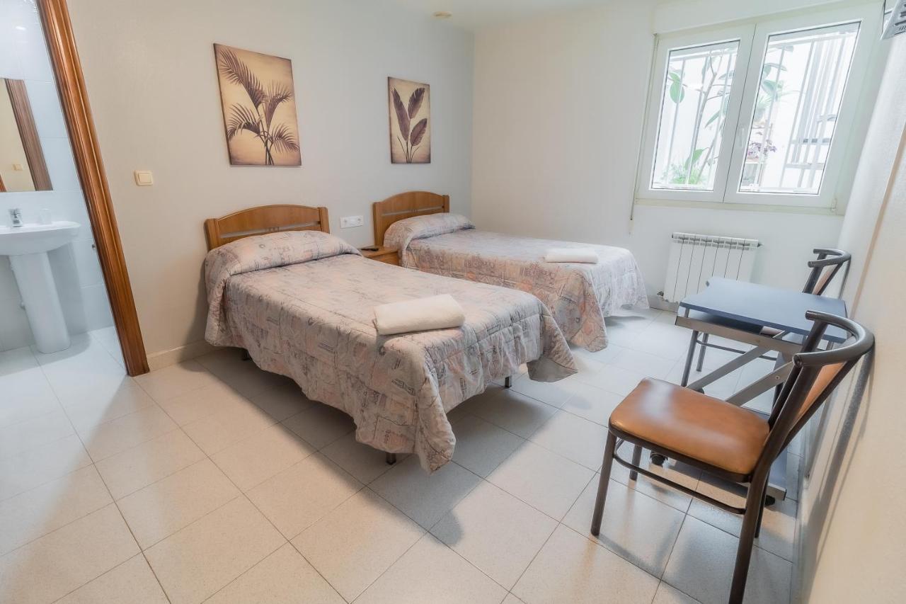 Hostal - Restaurante La Buena Villa by Vivere Stays Villalonquéjar Esterno foto
