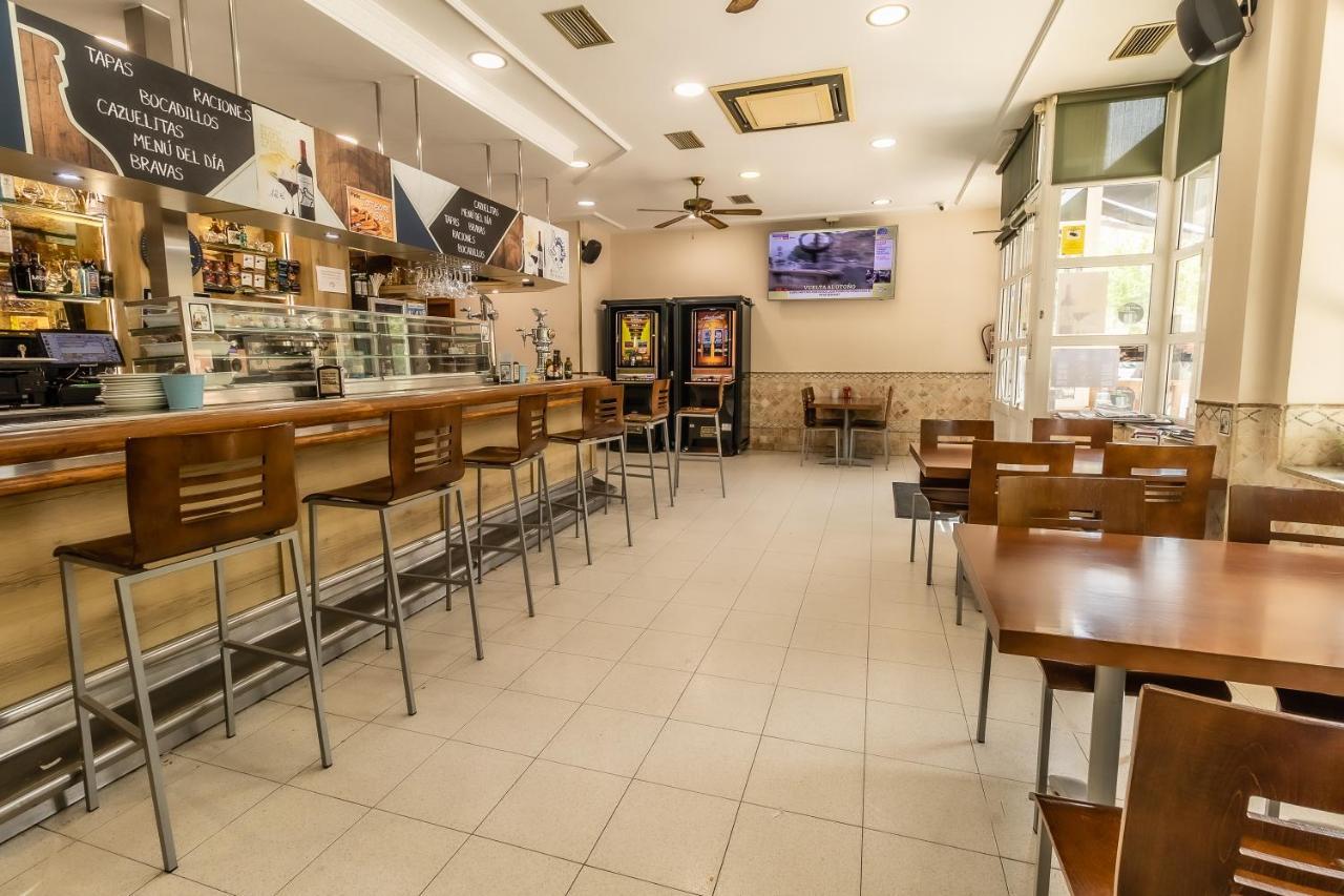 Hostal - Restaurante La Buena Villa by Vivere Stays Villalonquéjar Esterno foto