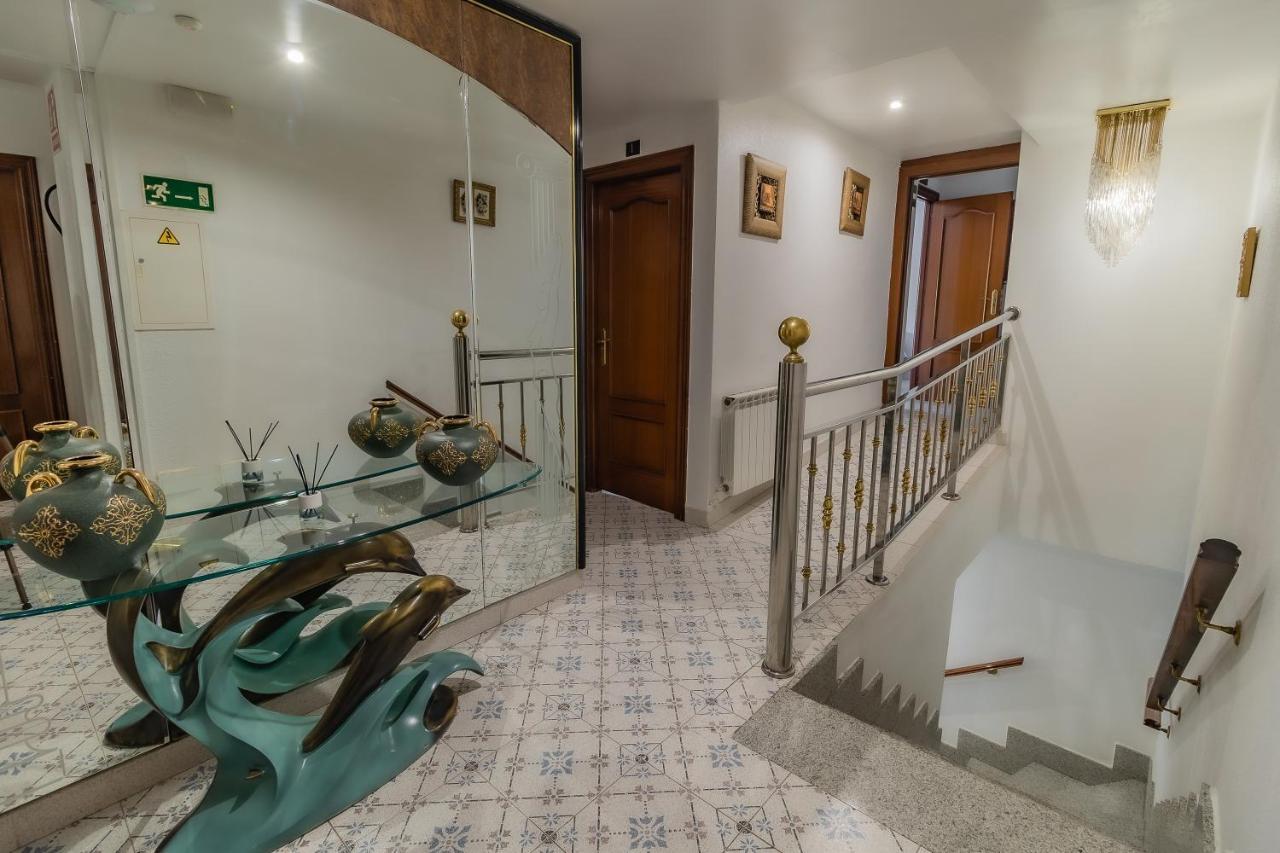 Hostal - Restaurante La Buena Villa by Vivere Stays Villalonquéjar Esterno foto